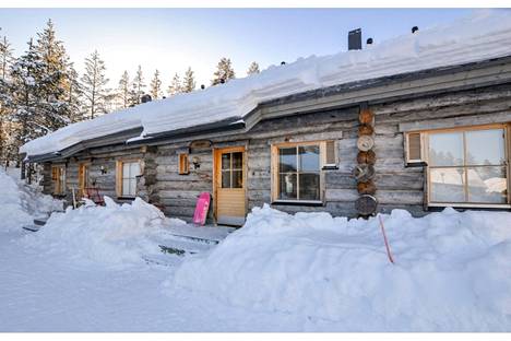 Ylläksellä oleva mökki sijaitsee Äkäslompolon kylässä. Seitsemän vuorokautta mökissä jouluaaton tienoilla maksaa 1 310 euroa.