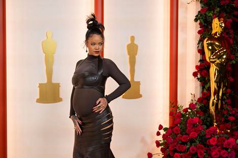 Rihanna ja vatsa olivat esillä myös Oscar-gaalassa.