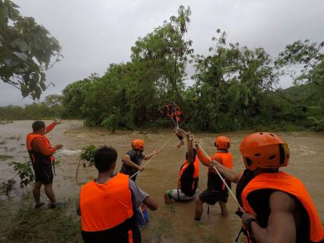 Filippiinien Gonzagassa pelastettiin aiemmin lokakuussa paikallisia asukkaita trooppisen Kompasu-myrskyn nostattamien tulvien keskeltä. Tulvien lisääntyminen ja voimistuminen lisää myös vesiteitse leviävien tautien riskiä.