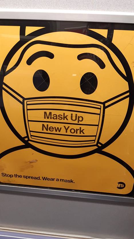 Metrovaunuissa ja -asemilla on useita julisteita, joissa muistetaan maskipakosta.
