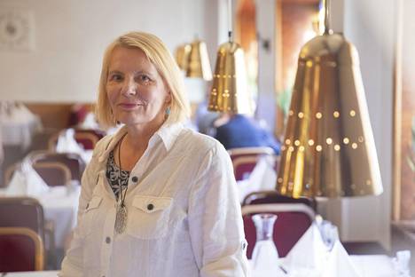 Heidi Köngäksen romaanissa Mirjami illastetaan ravintola Kolmessa kruunussa Helsingin Kruununhaassa. –Kirja kertoo Suomen lähihistoriaa yhden perheen kautta, hän sanoo.