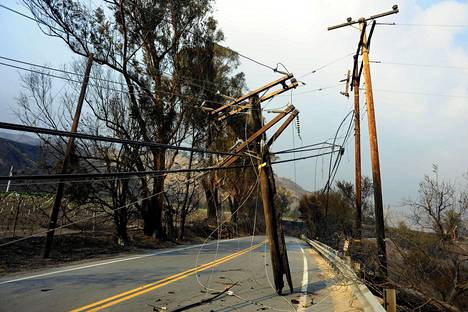 Tielle pudonneet voimalinjat vaikeuttivat palomiesten pääsyä kohteisiin Venturan piirikunnassa, jossa sähköt olivat poikki laajoilta alueilta.