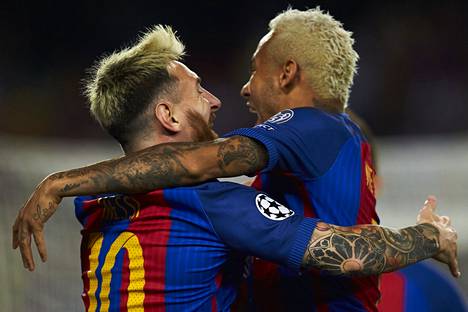 Neymar on vaihtanut hiusväriään tummasta blondiin ja takaisin moneen otteeseen. Syyskuussa 2016 myös hänen joukkuekaverinsa Lionel Messi oli piristänyt kuontaloon vaalealla sävyllä.