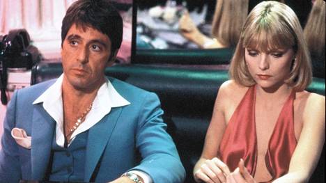 Al Pacino ja Michelle Pfeiffer ovat huumekoukkuun tarraavia rakastavaisia kulttigangsterielokuvassa Arpinaama.