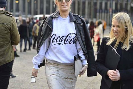 Tyylitaiturit ovat ottaneet Coca-Cola-logon omakseen. Paitoja on nähty katumuodissa esimerkiksi muotiviikkojen aikaan.