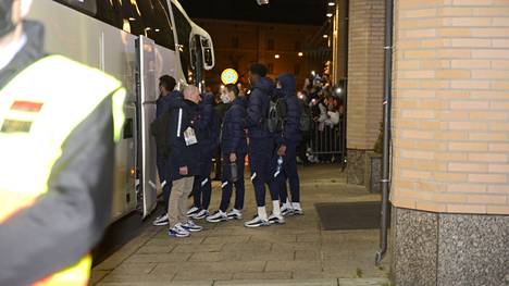 Ranskan pelaajat siirtymässä bussiin hotellin edustalla.