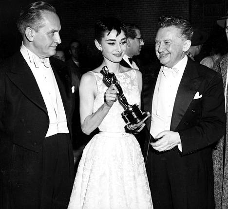 Audrey Hepburn juhli kukkakirjaillussa vaaleassa asussa vuoden 1954 gaalassa, kun hänet palkittiin Oscarilla roolistaan elokuvassa Loma Roomassa. 