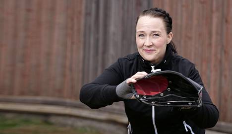 Jenni Köykkä on pudottanut painoa 70 kiloa kolmessa vuodessa. Hän pelaa pesäpalloa Kossun Mässyssä.
