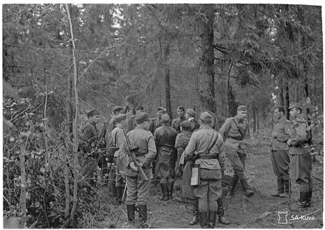 Suomalaiset ja neuvostoliittolaiset joukot tapaavat Kannaksella tulitauon solmimisen jälkeen.
