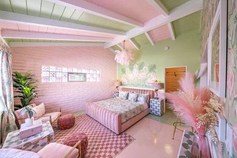 Pinkin flamingon huone oli tätä ennen ruskea ja tunkkainen. 