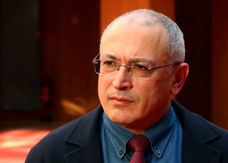 Mihail Hodorkovski ei lähtenyt tanssimaan Vladimir Putinin pillin mukaan ja sai tuta sen seuraukset. Hodorkovski istui vankilassa lähes kymmenen vuotta ennen kuin Putin armahti hänet. Tämän jälkeen hän muutti asumaan ulkomaille.
