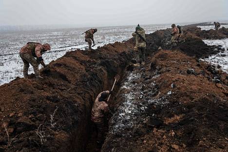 Ukrainalaissotilaat kaivoivat juoksuhautaa lähellä Bahmutia.