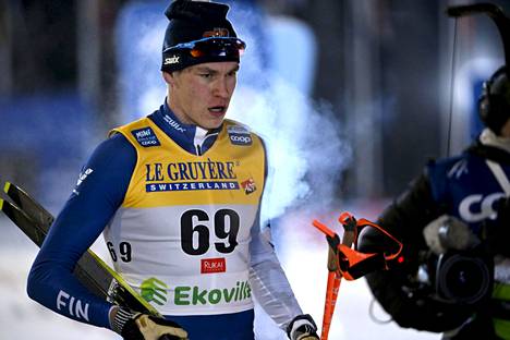 19-vuotias Niko Anttola on historian toisiksi nuorin suomalaismies hiihdon arvokisoissa. Nuorempi on ollut vain Risto Kiiskinen, joka oli 19 vuotta ja 7 kuukautta vuoden 1976 olympialaisissa.