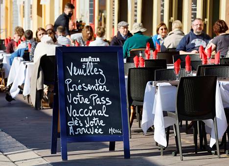 Ranskan Nizzassa kysytään ravintolassa rokotepassia.