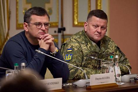 Marraskuussa Ukrainan armeijan komentaja Valeri Zaluzhnyi (oik.) piti tiedotustilaisuutta ulkoministeri Dmytro Kuleban kanssa.