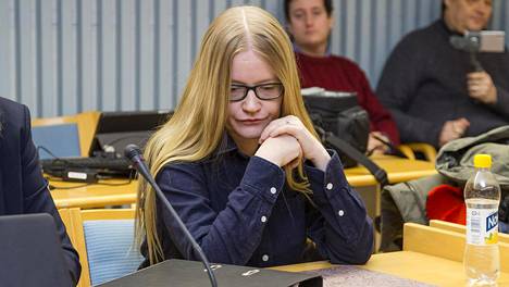 Toimittaja Johanna Vehkoo Oulun käräjäoikeudessa maaliskuussa.