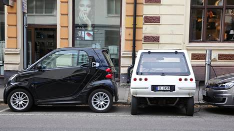 Sähköautot tankkaavat energiaa Oslon keskustassa.