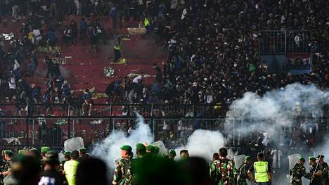 Vähintään 125 ihmistä kuoli ja 323 loukkaantui, kun yleisö ryntäsi kentälle ja poliisi käytti runsaasti kyynelkaasua stadionilla.