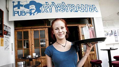 Baarityöntekijä Hanna Pokela tietää, että Ryysyrannassa vierailee myös suomalaisia julkkiksia.