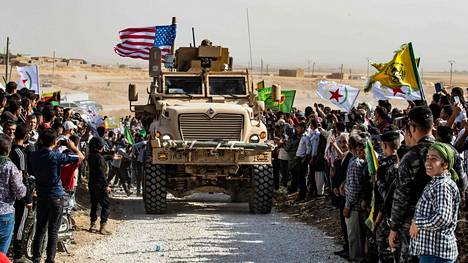 Joukko kurdeja osoitti sunnuntaina mieltään turkkilaisten uhkaa vastaan Ras al-Ainin lähellä sijaitsevan Yhdysvaltain johtaman koalition tukikohdan luona.