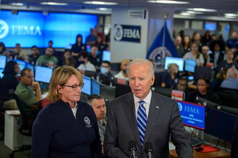 Biden vieraili torstaina hätätilavirasto Feman päämajassa Washingtonissa. Lehdistötilaisuudessa presidentin rinnalla puhui viraston hallintapäällikkö Deanne Criswell.