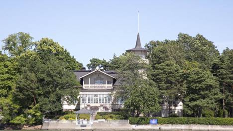 Pääministerin virka-asunto Kesäranta on monta kokoluokkaa pienempi kuin vertailun muut rakennukset.