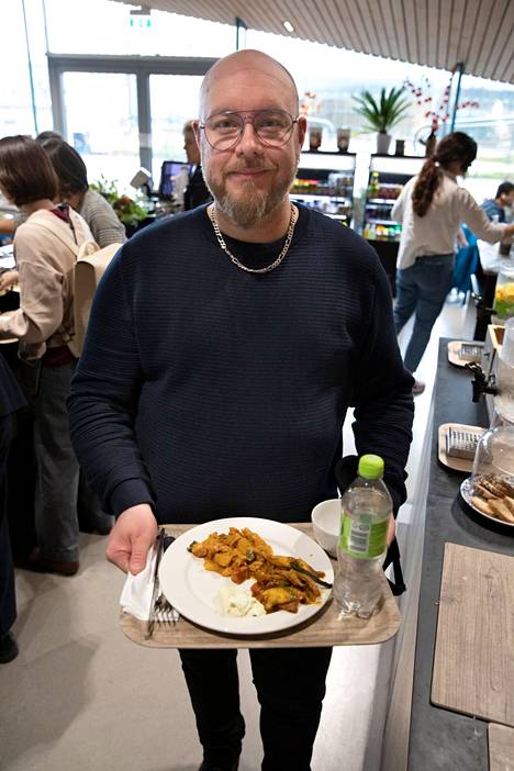 Ruotsalainen Greger Öberg kertoo suosivansa eväitä työpäivien lounastauolla. Lounasruuan hintaa Oodissa hän pitää reiluna.