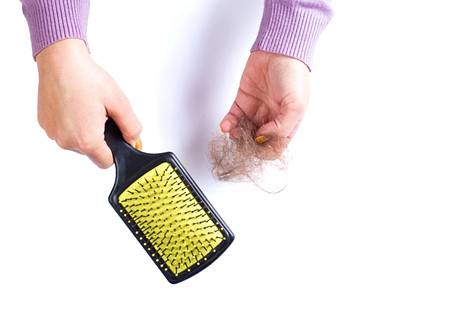 Hiustenlähtö voi olla yksi pitkän koronataudin oireista.