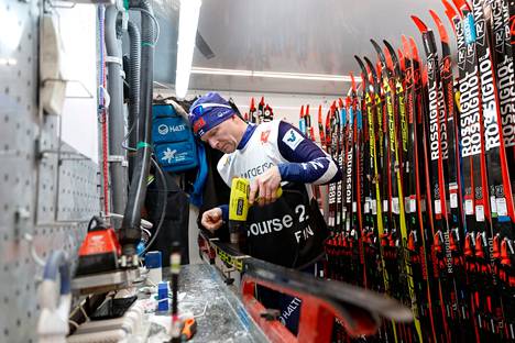 Voitelupäällikkö Mika Venäläinen pitää käsiä ristissä, etteivät Suomen hiihtomaajoukkueen huoltoryhmän jäsenillä todetut altistumiset johtaisi koronatartuntoihin.