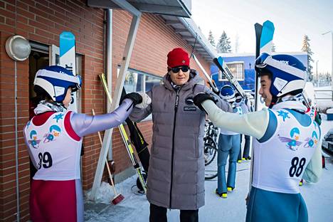 Mika Kojonkoski tsemppasi kiinalaisia hyppääjiään ennen näiden ensimmäisiä kilpailuja Kuopion Puijolla tammikuussa 2019. 
