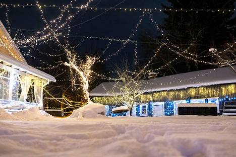 Kauempaa Jalmari Sorosen jouluvalopiha muistuttaa jouluista huvipuistoa.Jouluvalopihalla on kaikkiaan 138 laitetta, 40679 lediä ja valopiuhoilla on pituutta yhteensä 2962 metriä.