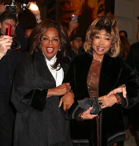 Tina Turner poseerasi hymyssä suin valokuvaajille Oprah Winfreyn kanssa.