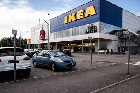 Ikean parkkialueella oli selvästi Helsingin keskustaan verrattuna reilusti halvempia autoja venäläisillä rekkareilla. Myös pysäköiminen on ollut ainakin kuvan Toyotan osalta astetta huolettomampaa.