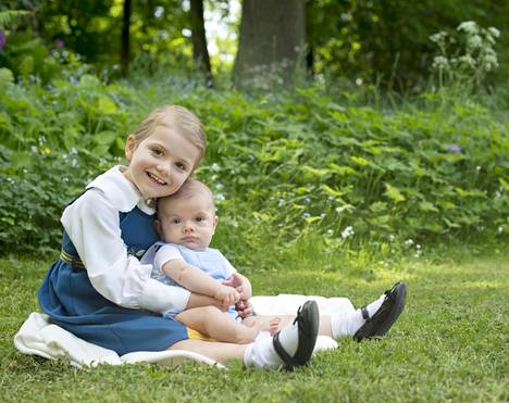 Kuvassa 4-vuotias prinsessa Estelle tuolloin vielä alle vuoden ikäisen prinssi Oscarin kanssa.