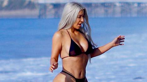 Kim Kardashian luottaa usein simppeliin rantamuotiin ja naru-uikkareihin.