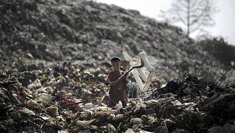 Burmasta kotoisin oleva lapsi etsii kaatopaikalta käyttökelpoista tavaraa Mae Sotin kaupungissa Thaimaassa lähellä Thaimaan ja Burman rajaa.