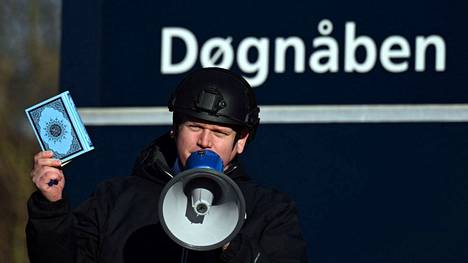Tanskalais-ruotsalainen äärioikeisto­­poliitikko Rasmus Paludan poltti muslimien pyhän kirjan Koraanin Turkin suurlähetystön lähellä Tukholmassa tammikuussa. 