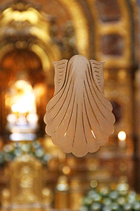 Simpukkasymbolilla merkitty kappeli Santiago de Compostelan katedraalissa on hiljentymistä varten.