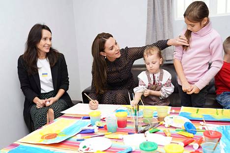 Catherine vieraili hiljattain Englannin ukrainalaisyhteisön keskuksessa askartelemassa ja piirtämässä lasten kanssa.