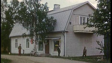 Tämä kuva on ajoilta, jolloin Ähtärissä sijaitseva asunto toimi vielä kyläkauppana.