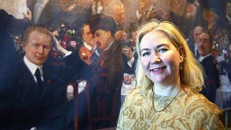 Kristina Ranki esittelee Ilja Repinin maalausta, jossa Mannerheim on kuvattu itsenäisyyden alun kulttuurin suurten nimien joukossa.