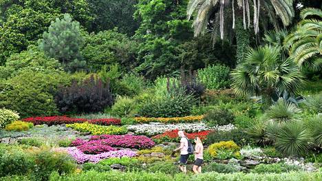 Comojärvi on tunnettu vanhoista huviloistaan ja niiden puutarhoista. Villa Carlottan puistopuutarha levittyy suurena ja upeana.