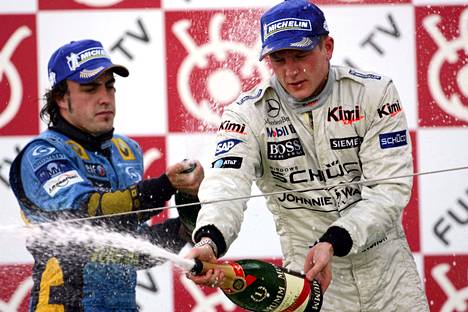 Samppanjaa kehiin Japanin GP:n voiton kunniaksi lokakuussa 2005. Vierellä pulloaan aukova Renaultin Fernando Alonso sijoittui Suzukassa kolmanneksi. Alonso voitti maailmanmestaruuden 21 pisteen erolla Räikköseen (133–112). Alonson ase oli tasaisuus. Kumpikin voitti seitsemän kauden yhteensä 19:stä osakilpailusta, mutta Alonso oli palkintopallilla lisäksi kahdeksan kertaa, Räikkönen viidesti. Kaikkiaan Räikkönen on ruiskutellut samppanjaa palkintopallilla 103 kertaa.