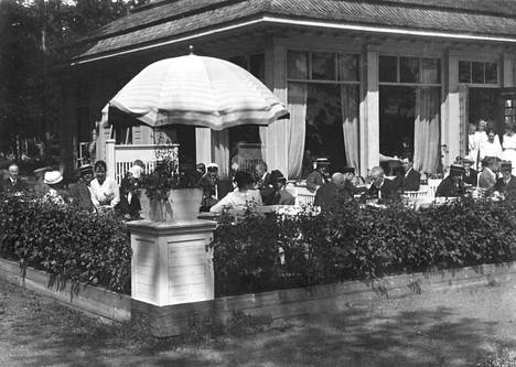 Ihmisiä Lauttasaaren kasinon terassilla noin vuonna 1918. Kuvassa vasemmalla Julius Tallberg ja hänen vaimonsa Alli.