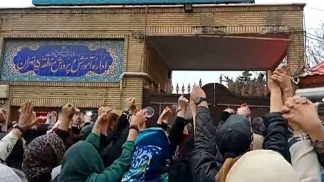 Ihmiset osoittivat mieltä opetusministeriön edessä Teheranissa.