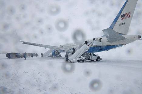 Presidentti Joe Biden jäi väliaikaisesti nalkkiin lentokoneeseensa.