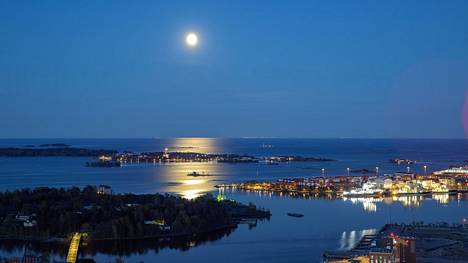 Toukokuinen kuutamo loisti Suomenlinnan yllä. Horisontissa näkyvät Tallinnan valot. Kuva on otettu puoli neljältä aamuyöllä.