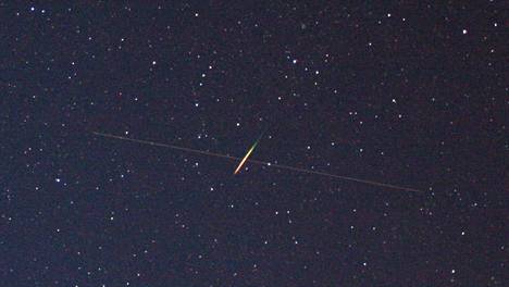 Perseidit, kuten muutkin yleisesti tunnetut meteoriparvet, aiheuttaa tähdenlentoja vuosittain aina suunnilleen samaan aikaan. Perseidi Hollolassa 13. elokuuta 2010.