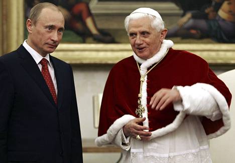 Paavi Benedictus XVI ja Vladimir Putin Vatikaanissa 13. maaliskuuta 2007. 