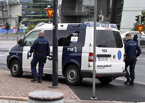 Poliisi oli nopeasti paikalla. Eduskuntatalon turvallisuusjohtajan Jukka Savolan mukaan epäillyt puukotukset eivät aiheuttaneet vaaraa ulkopuolisille.